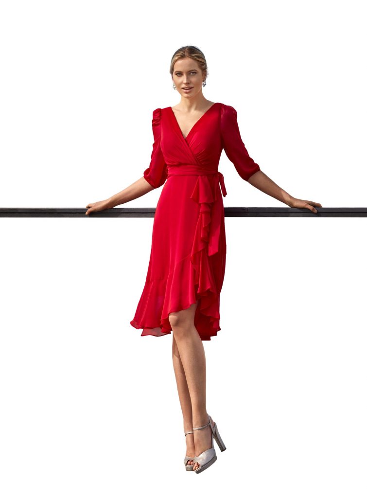 Vestido corto de invitada, confeccionado en un finísima gasa y falda asimétrica.