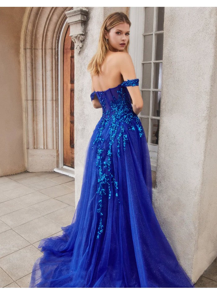 Vestido de fiesta largo con detalle de bordados y hombros descubiertos