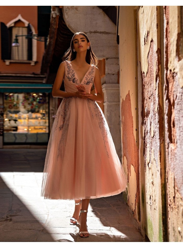 Vestido midi de fiesta rosa empolvado con falda de tul