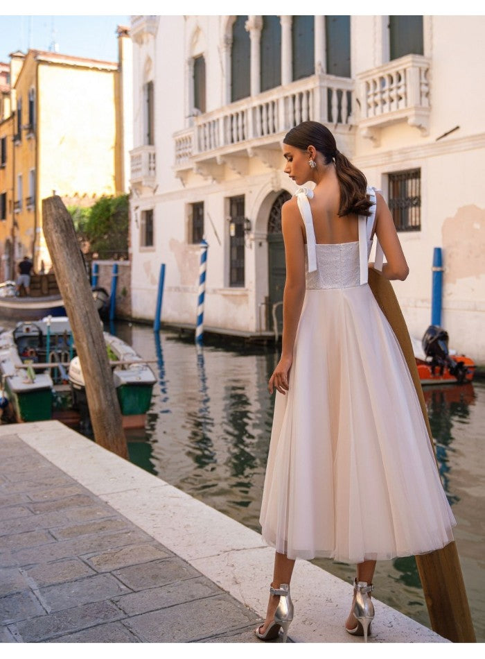 Vestido de fiesta midi con tirantes lazo y falda de tul