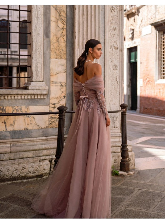 Vestido de fiesta largo con escote bordado corazón y tul