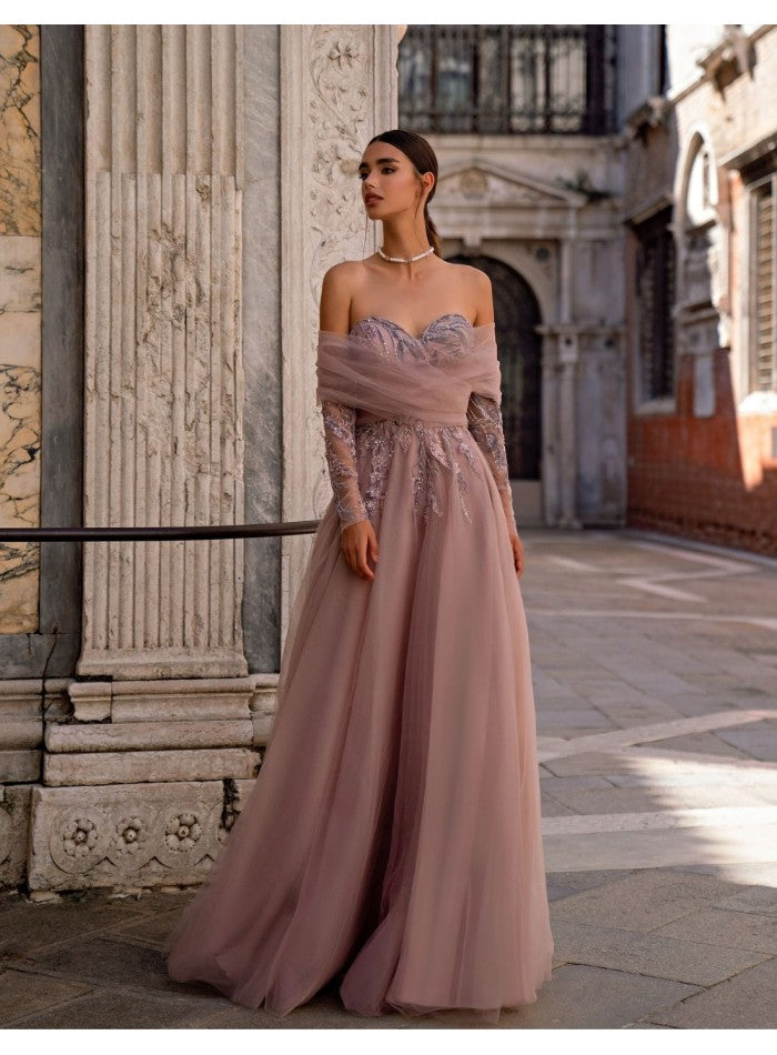 Vestido de fiesta largo con escote bordado corazón y tul